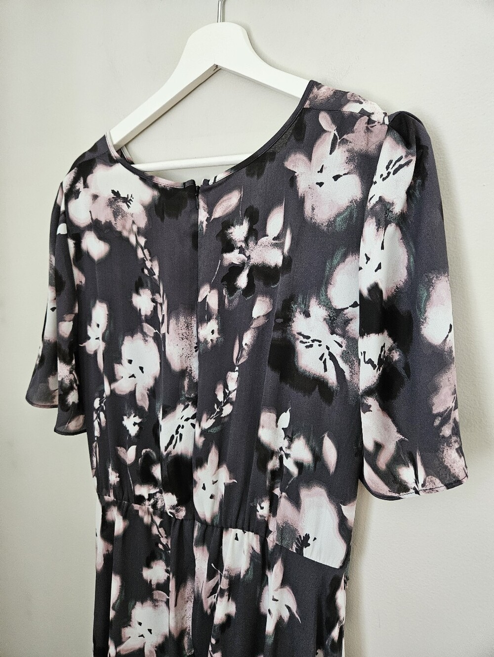 Simply Vera Vera Wang Charcoal, Blush & White Floral Twist-Front Midi Dress - Picture 5 of 10